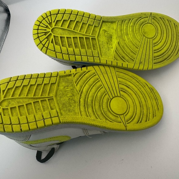 Air Jordan 1 Mid SE DV-1320-17 Size 2Y  Good Condition Green Swoosh Black Laces - Picture 10 of 16